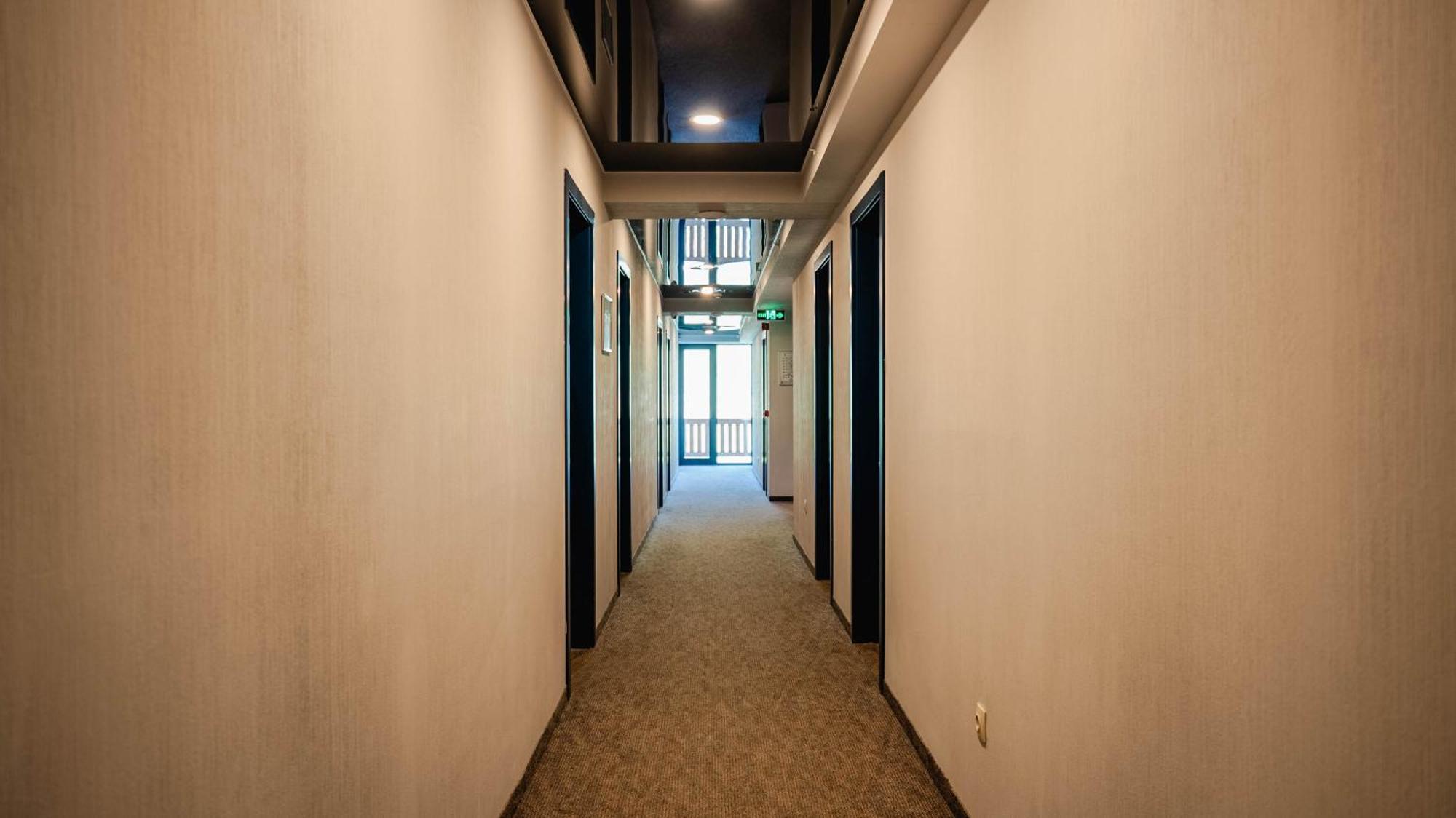 Gudauri Inn Εξωτερικό φωτογραφία A typical corridor