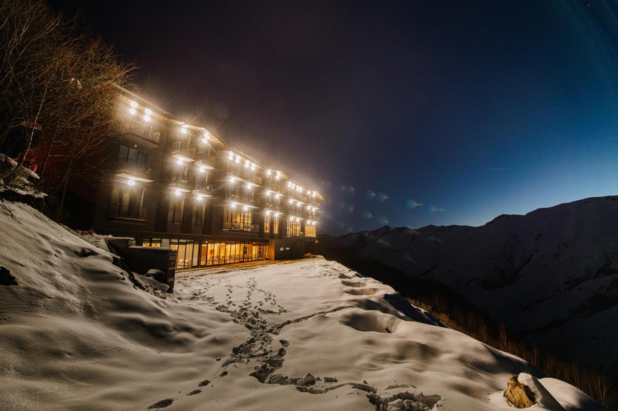 Gudauri Inn Εξωτερικό φωτογραφία The hotel at night