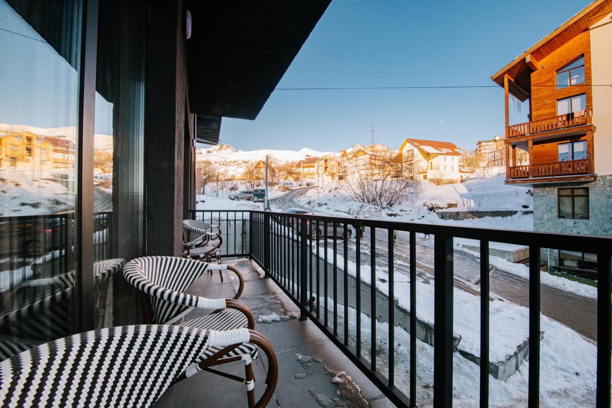 Gudauri Inn Δωμάτιο φωτογραφία A balcony in the winter