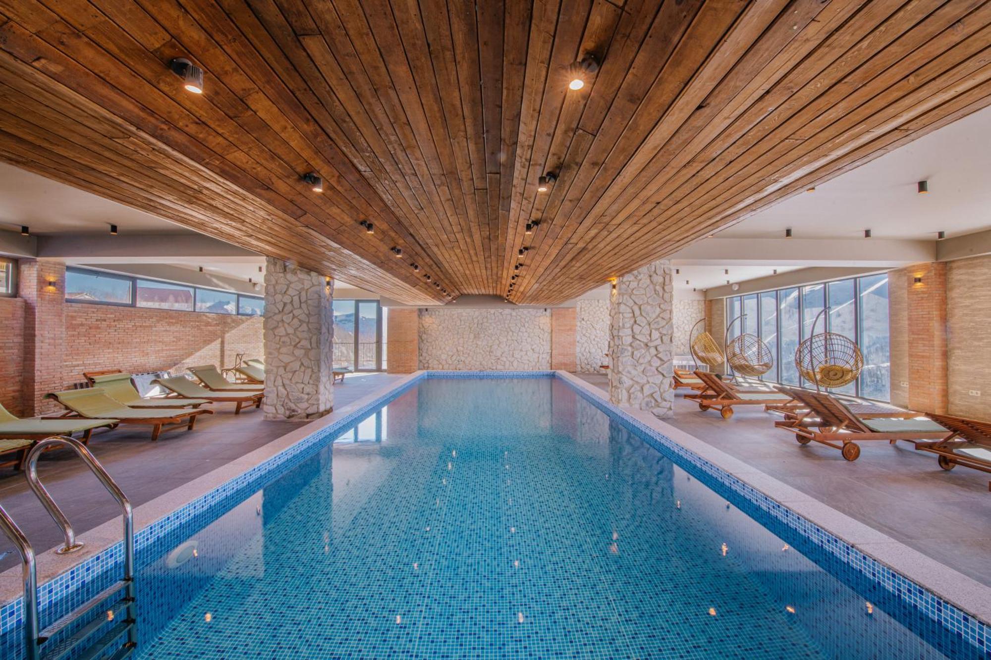 Gudauri Inn Εξωτερικό φωτογραφία The swimming pool at the hotel